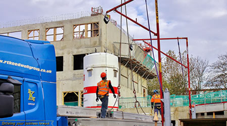 防墜器保護工人安全攀爬高壓線路鐵塔