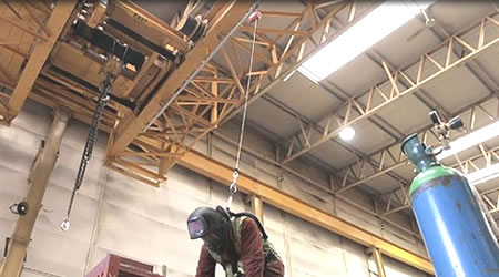 高壓輸電鐵塔上工作防墜器的安全保護