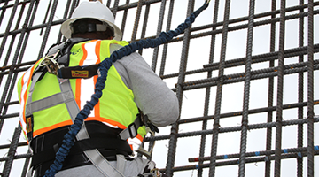 高壓輸電鐵塔上工作防墜器的安全保護